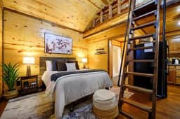 Beaver's Little Lodge I Couples Cabin I Romantic - Image 3
