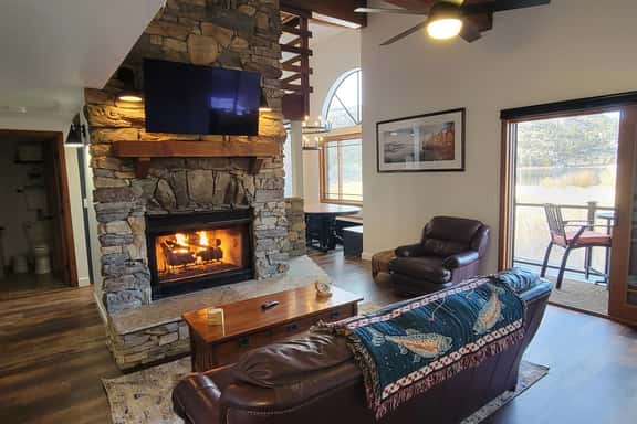Lakefront Mountain Retreat - Image 1