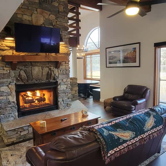 Lakefront Mountain Retreat - Image 1