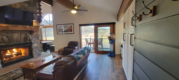 Lakefront Mountain Retreat