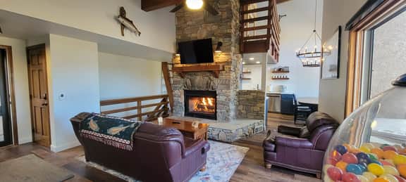 Lakefront Mountain Retreat