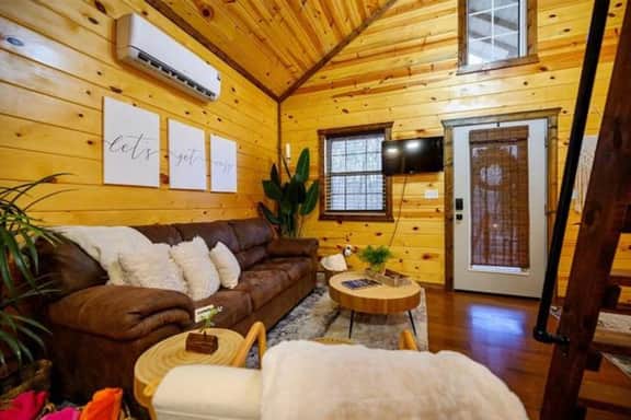 Beaver's Little Lodge I Couples Cabin I Romantic - Image 4