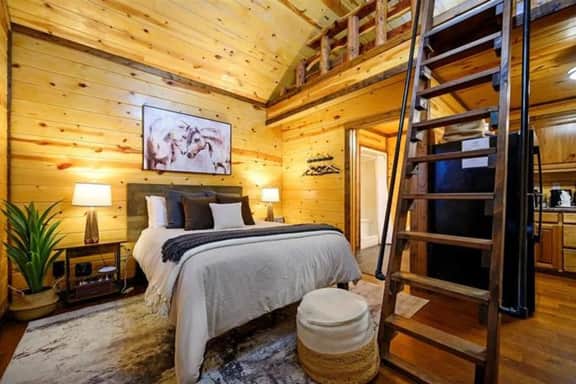 Beaver's Little Lodge I Couples Cabin I Romantic - Image 3